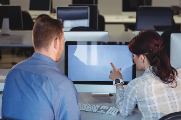 Volwassen studenten met behulp van computer — Stockfoto