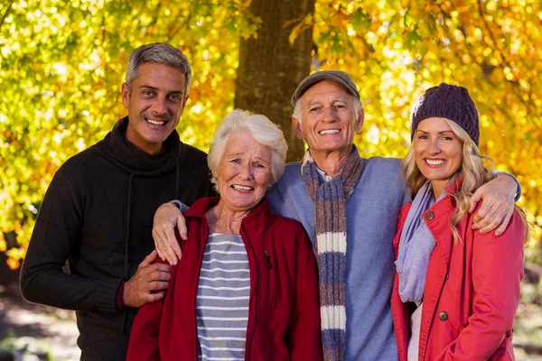 Счастливая семья стоит в парке — стоковое фото