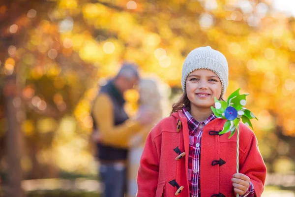 Usmívající se dívka drží Větrník hračka — Stock fotografie