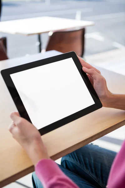 Vrouw met behulp van een digitaal tablet in de coffeeshop Stockfoto