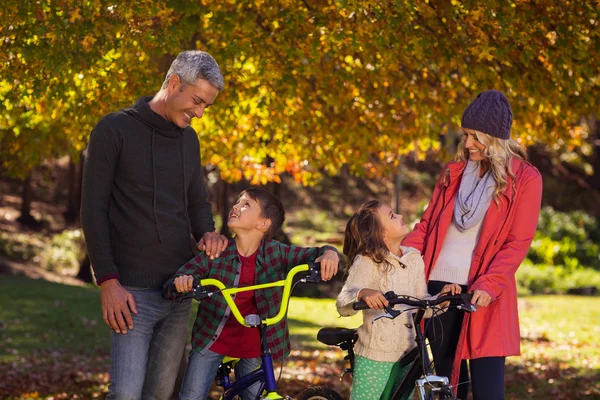 Niños andando en bicicleta con sus padres —  Fotos de Stock