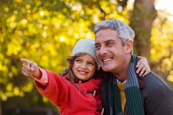 Figlia con padre al parco — Foto Stock