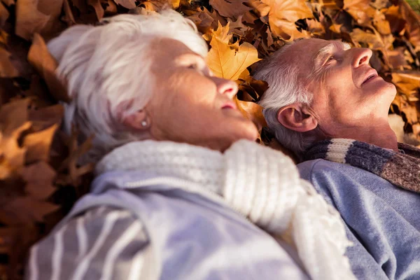 Senior couple sleeping on ground — Stock Photo, Image