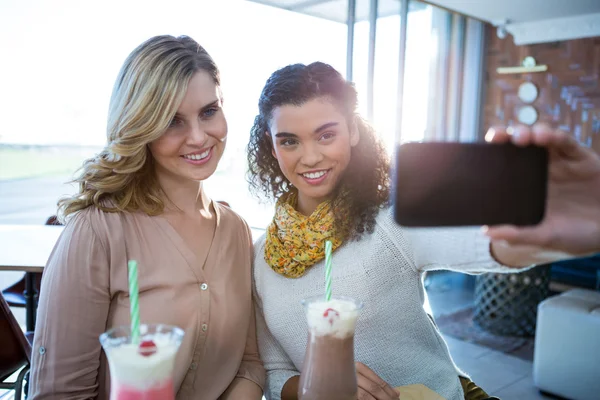 女性のお友達が携帯電話で、selfie を引き継ぐ — ストック写真
