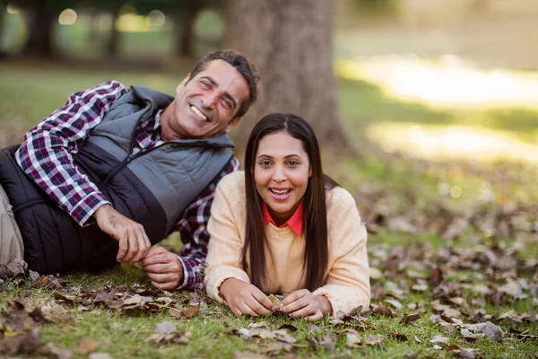 Couple souriant au parc — Photo