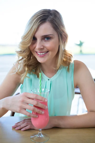 Πορτρέτο του χαμογελαστό γυναίκα έχοντας ένα ποτό smoothie — Φωτογραφία Αρχείου