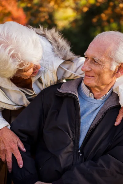 Frau schaut Mann zärtlich an — Stockfoto