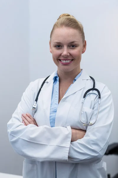 Portret van vrouwelijke arts permanent in kliniek — Stockfoto