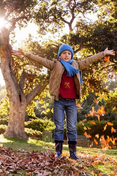 Ragazzo con le braccia tese al parco — Foto Stock