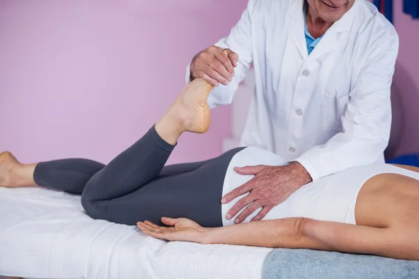 Fysiotherapeut geven been massage met een vrouw — Stockfoto