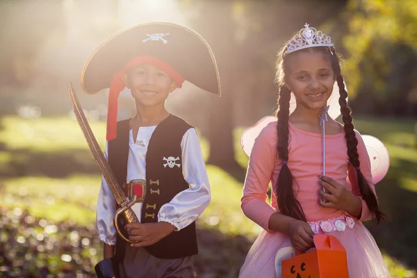 Heureux frères et sœurs portant des costumes — Photo