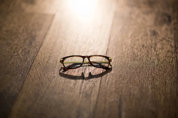 Bril op houten tafel — Stockfoto