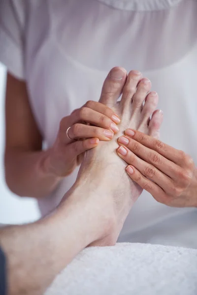 Physiotherapeut gibt einer Patientin eine Fußmassage — Stockfoto
