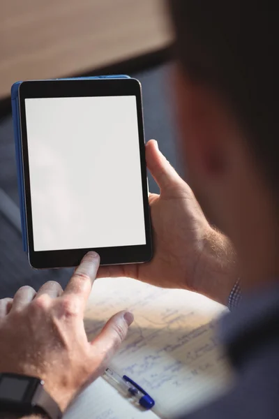 Volwassen student met behulp van digitale tablet — Stockfoto