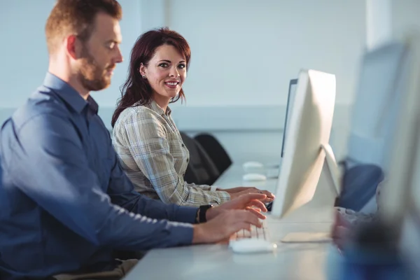 Studenti maturi utilizzando il computer — Foto Stock