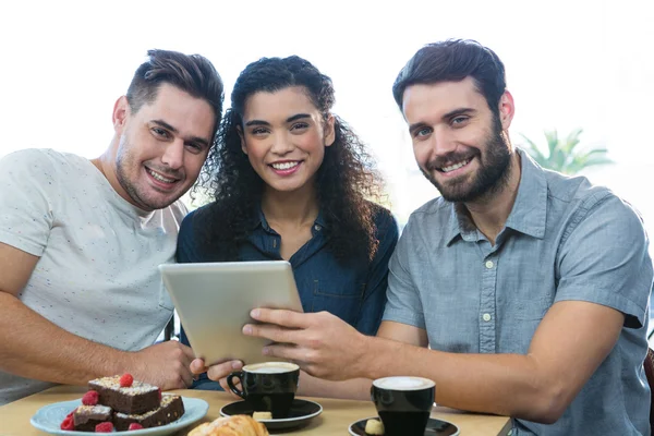 Üç arkadaş dijital tablet kullanma — Stok fotoğraf