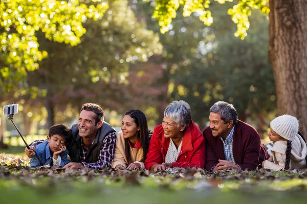 Mannen med glad familj tar selfie — Stockfoto