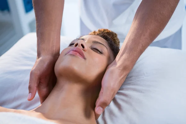 Mulher recebendo massagem no pescoço do fisioterapeuta — Fotografia de Stock