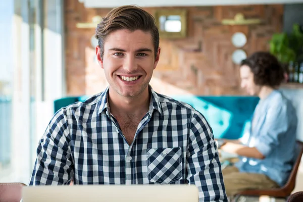 Retrato de un hombre sonriente — Foto de Stock