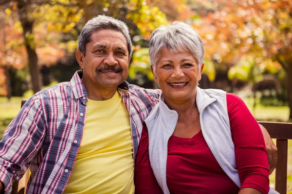 Een bejaarde echtpaar glimlachen — Stockfoto