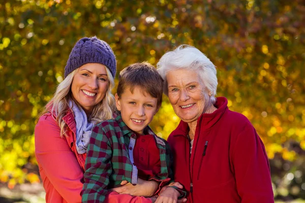 Ragazzo con madre e nonna al parco — Foto Stock