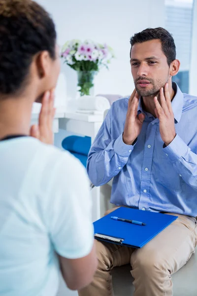 Physiothérapeute parlant avec un patient souffrant de douleurs au cou — Photo