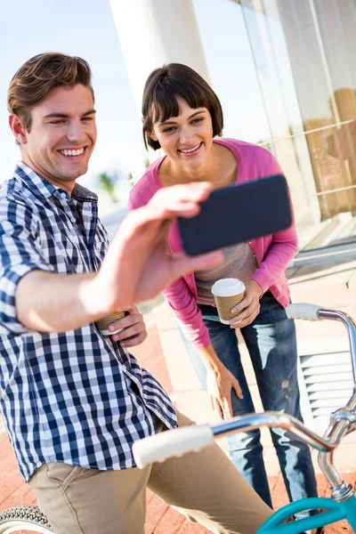 Gelukkig paar nemen een selfie — Stockfoto