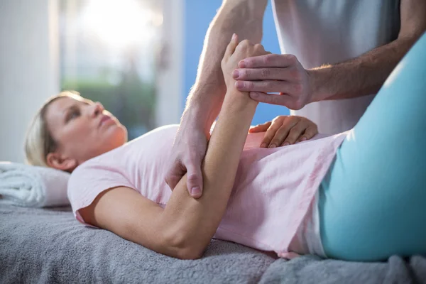 Fysiotherapeut masseren van de hand van de patiënt — Stockfoto