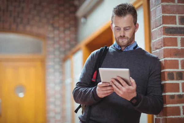 Volwassen student met behulp van digitale tablet — Stockfoto