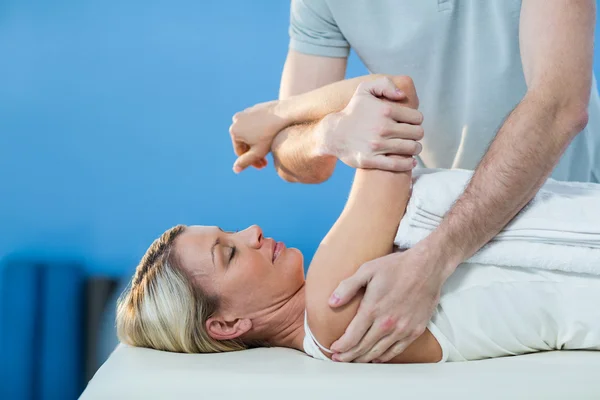 Woman receiving shoulder therapy — Stock Photo, Image