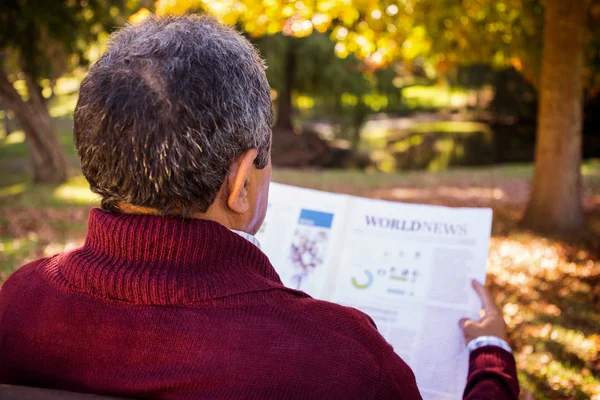 Homem lendo jornal — Fotografia de Stock