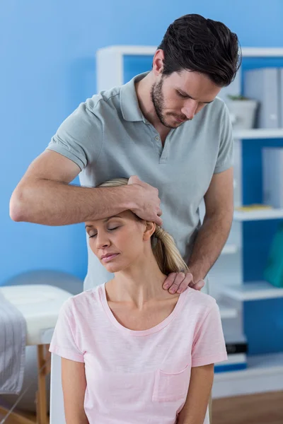 Fisioterapeuta estirando el cuello del paciente — Foto de Stock