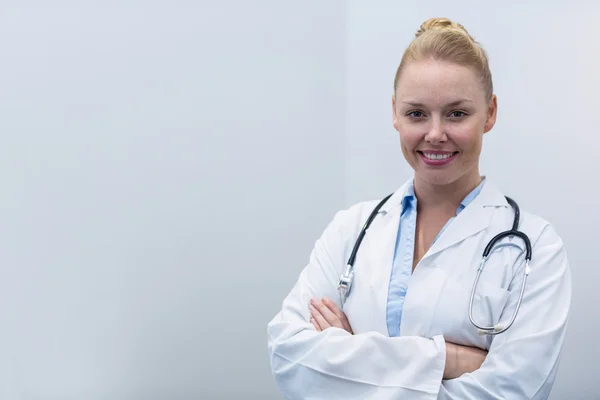 Πορτρέτο του γυναικείου γιατρού στέκεται στην κλινική — Φωτογραφία Αρχείου
