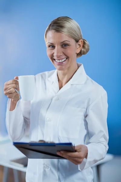 Physiotherapist holding a medical report — Stock Photo, Image