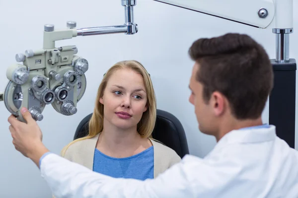 Optometrista interagindo com paciente do sexo feminino — Fotografia de Stock