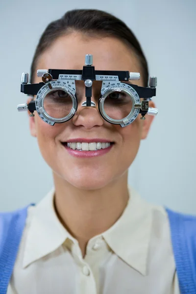 Frau trägt Messbrille bei Augenuntersuchung — Stockfoto