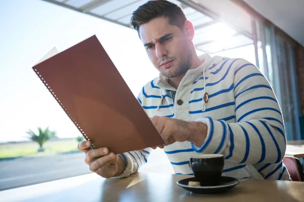 Homem a ver o menu — Fotografia de Stock