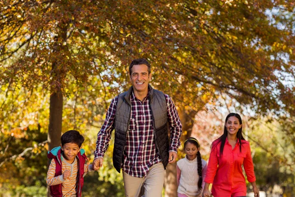 Passeggiata in famiglia al parco durante l'autunno — Foto Stock