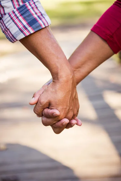 Iker pár drží za ruce — Stock fotografie