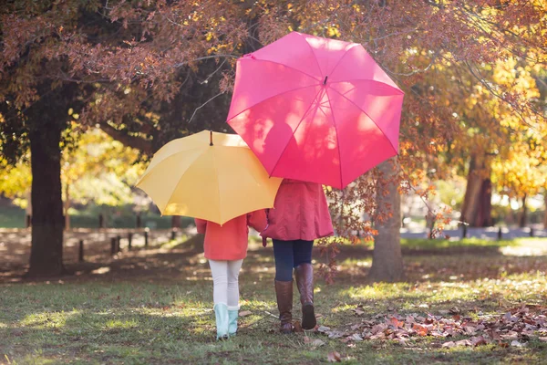 Mãe e filha com guarda-chuva no parque — Fotografia de Stock