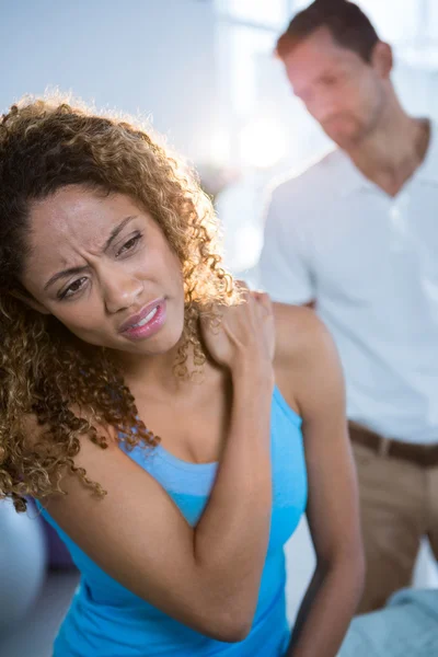 Paciente que expresa problema con dolor de cuello — Foto de Stock