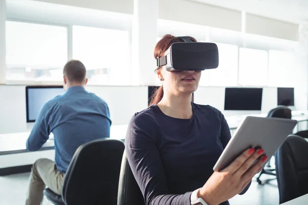 Estudante maduro em fone de ouvido de realidade virtual — Fotografia de Stock