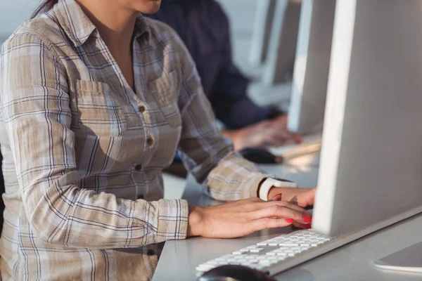 Studente maturo utilizzando il computer — Foto Stock