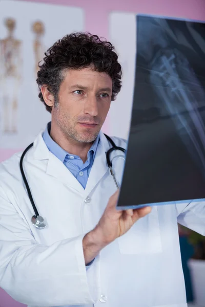 Fysiotherapeut onderzoekt x-ray van patiënt — Stockfoto