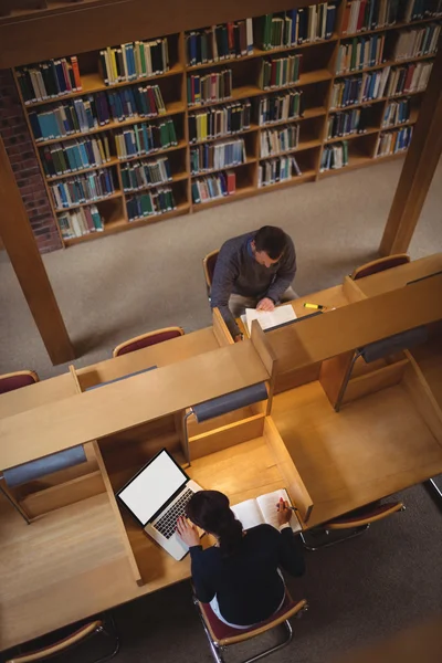 Estudante maduro estudando na biblioteca — Fotografia de Stock