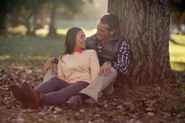 Casal feliz conversando no parque — Fotografia de Stock