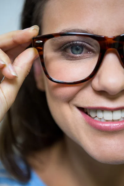 Client féminin portant des lunettes en magasin optique — Photo