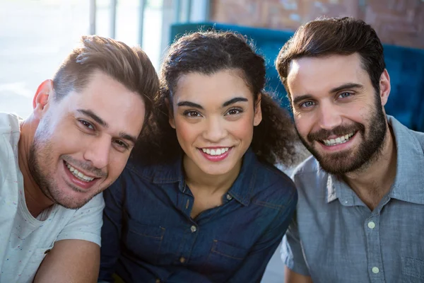 Retrato de tres amigos sonrientes —  Fotos de Stock