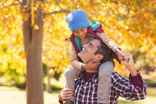 Père joyeux portant son fils sur l'épaule — Photo