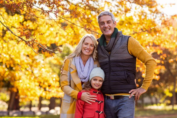 Familia feliz en el parque durante el otoño — Foto de Stock